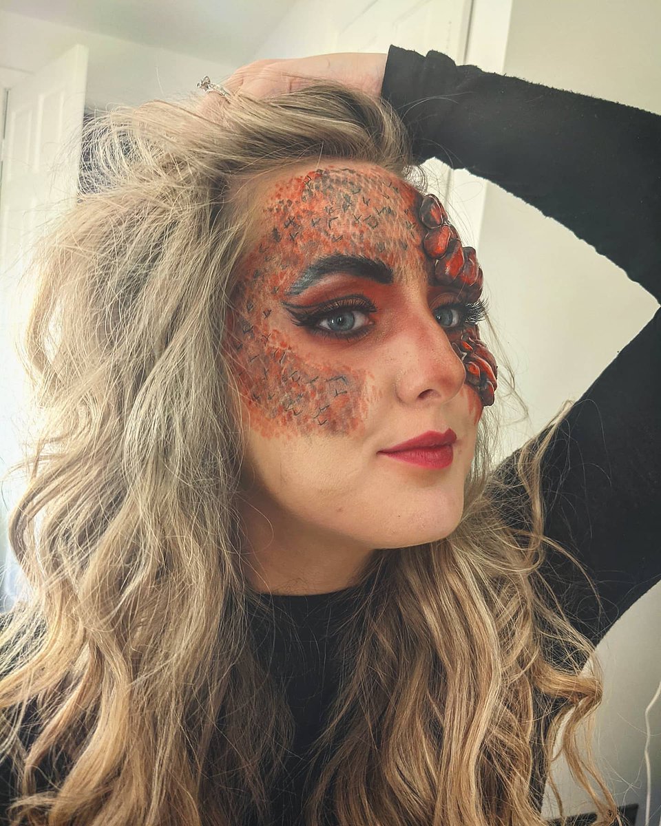 BuntaMortis's tweet photo. First attempt at a little dragon cosplay/makeup for my Skyrim stream yesterday! 🐉 
Would love to hear your feedback!
If you look closely at the last pic you can see the Jujutsu Kaisen intro playing for the 100th time on my iPad 👀 #Skyrim #cosplay #makeup https://t.co/fcCWzwy7Xo