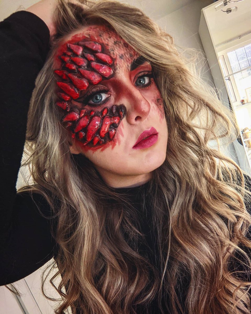 BuntaMortis's tweet photo. First attempt at a little dragon cosplay/makeup for my Skyrim stream yesterday! 🐉 
Would love to hear your feedback!
If you look closely at the last pic you can see the Jujutsu Kaisen intro playing for the 100th time on my iPad 👀 #Skyrim #cosplay #makeup https://t.co/fcCWzwy7Xo