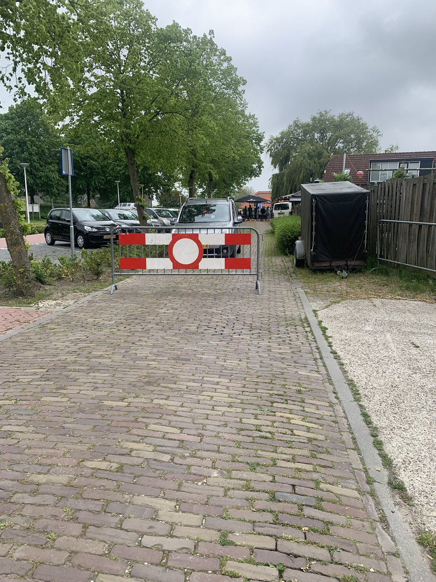 acvmarion's tweet photo. Het weer Feest 🎉 5-6-2021 in het Wetteloze dorp de Heen zonder vergunning straat afsluiten kan allemaal!! @Politie_Rdaal @ogenindewijk @gemeentestb @WA_Steenbergen @TeamVerkeerZWB https://t.co/EoZnb1s2g1