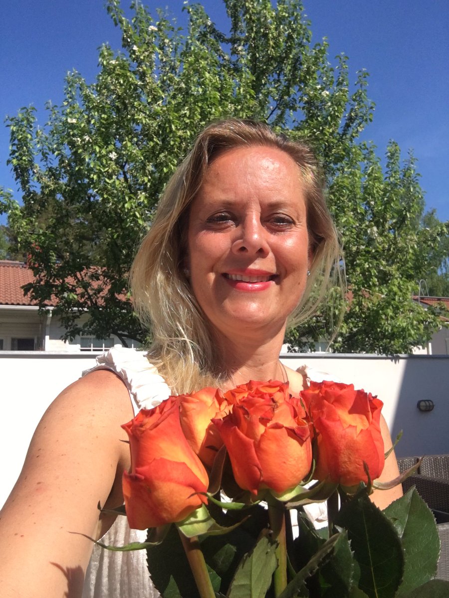 TainaKujanen's tweet photo. Ruusu jokaiselle koulutyönsä päättäneelle ja vastavalmistuneelle 🌹Saimme Vantaalla jakaa Nordean Taloustaituri-stipendejä yhteensä 45 opiskelijalle. Onnea kaikille ja ihanaa kesää ☀️   #nordeavantaa #nordea #taloustaituri #stipendi #kesäloma https://t.co/sfK4Si8Txw