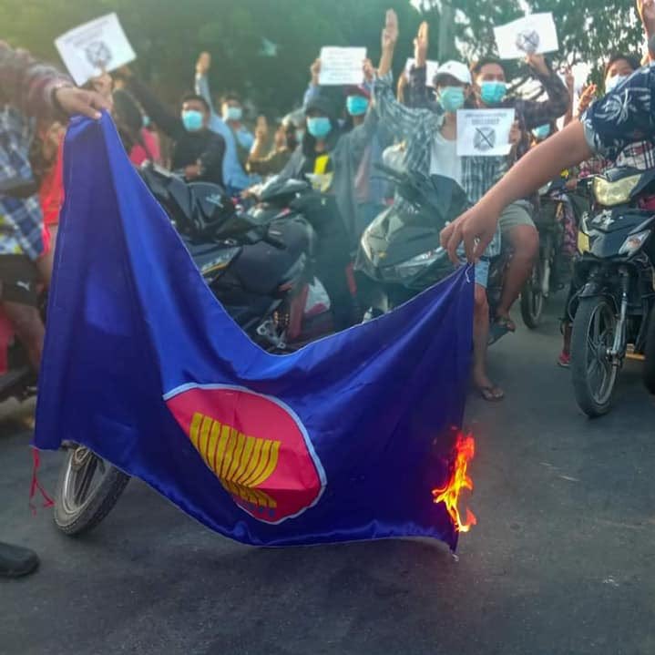 nslwin's tweet photo. Students in MANDALAY today.

ASEAN must stop legitimizing SAC Terrorist Group. 

#June5Coup #WhatsHappeningInMyanmar #MilkTeaAlliance https://t.co/JLNHfRRgMm