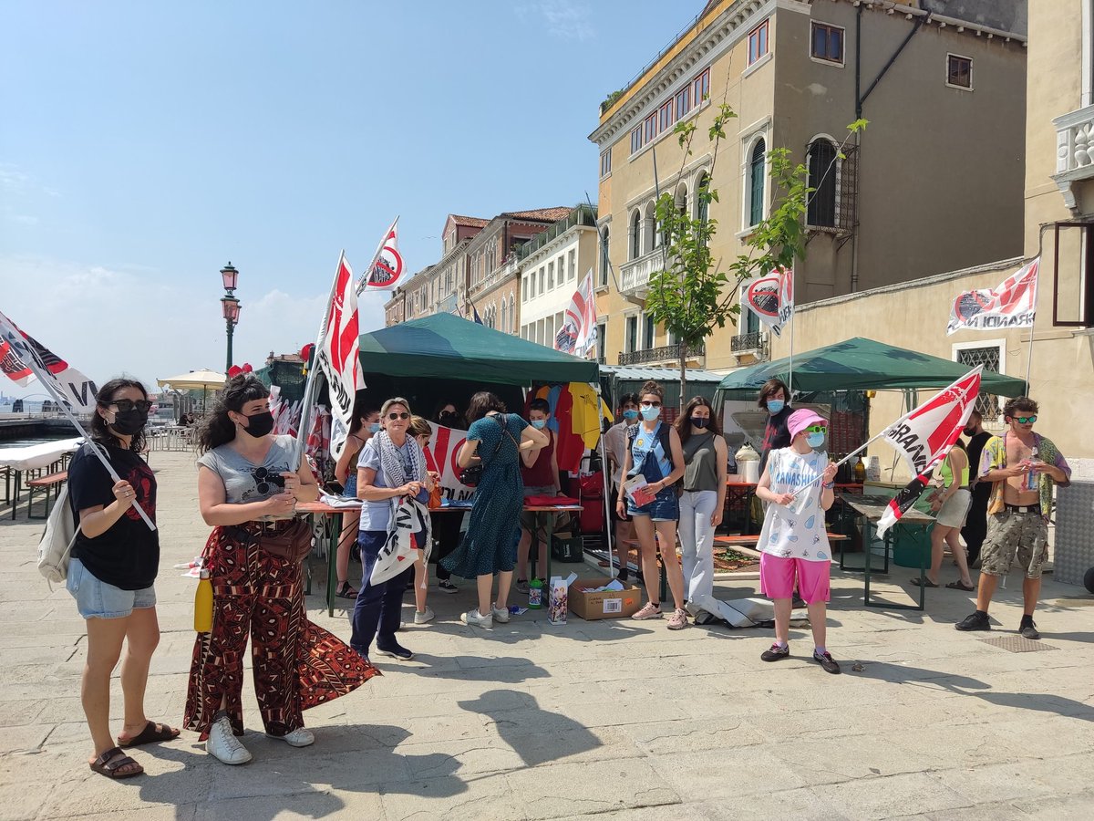 Il passaggio della MSC Orchestra è stato anticipato di un'ora! Invitiamo tutti e tutte a raggiungerci il prima possibile lungo la rive delle Zattere.
Vogliono farci uno scherzetto, ma non ce la faranno!
Facciamoci sentire, accorriamo tutti in riva! 
#5giugno