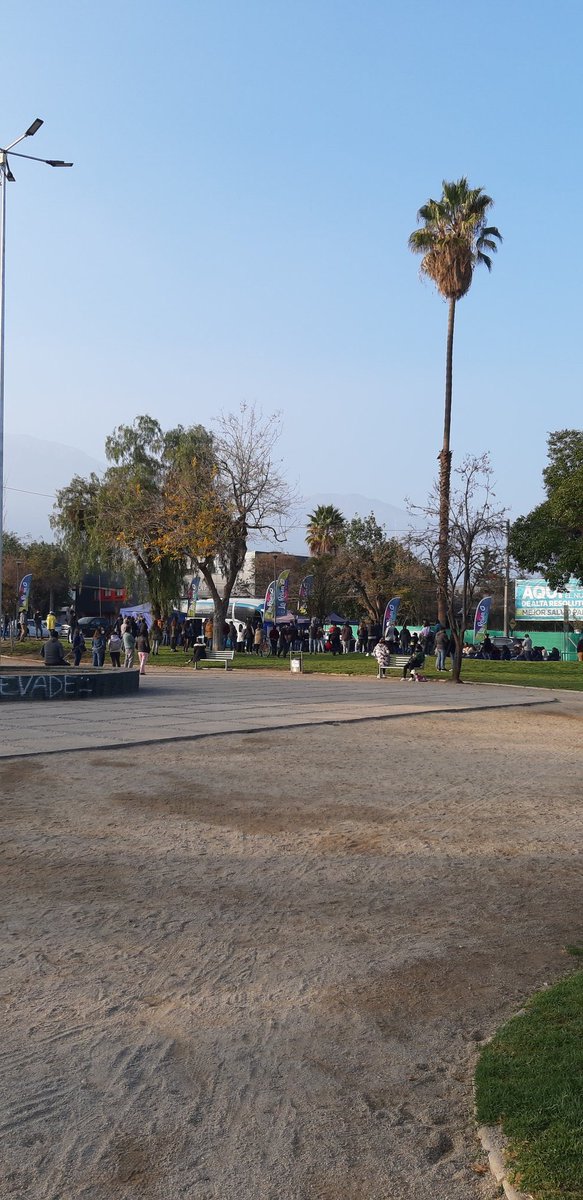 Hola Sepu, aquí en el vacunatorio móvil de La Reina (Ossandon con Echeñique) todos ultra motivados, más de 200 personas desde temprano esperando vacunarnos... un abrazo! #ALERTA <a href="/rodrigosepu/">Rodrigo Sepúlveda Lara</a> <a href="/meganoticiascl/">Meganoticias</a>