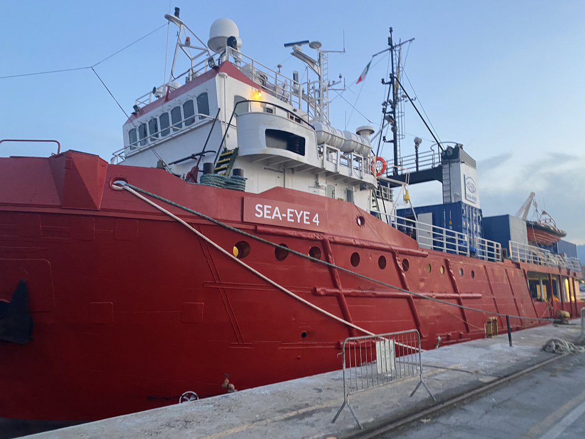 Die #freeSEAEYE4 wurde in Palermo vom Staat an die Kette gelegt. Weil wir zu VIELE Menschen gerettet haben, dürfen wir auf unbestimmte Zeit nicht mehr rausfahren. In welcher Welt wird man dafür bestraft?