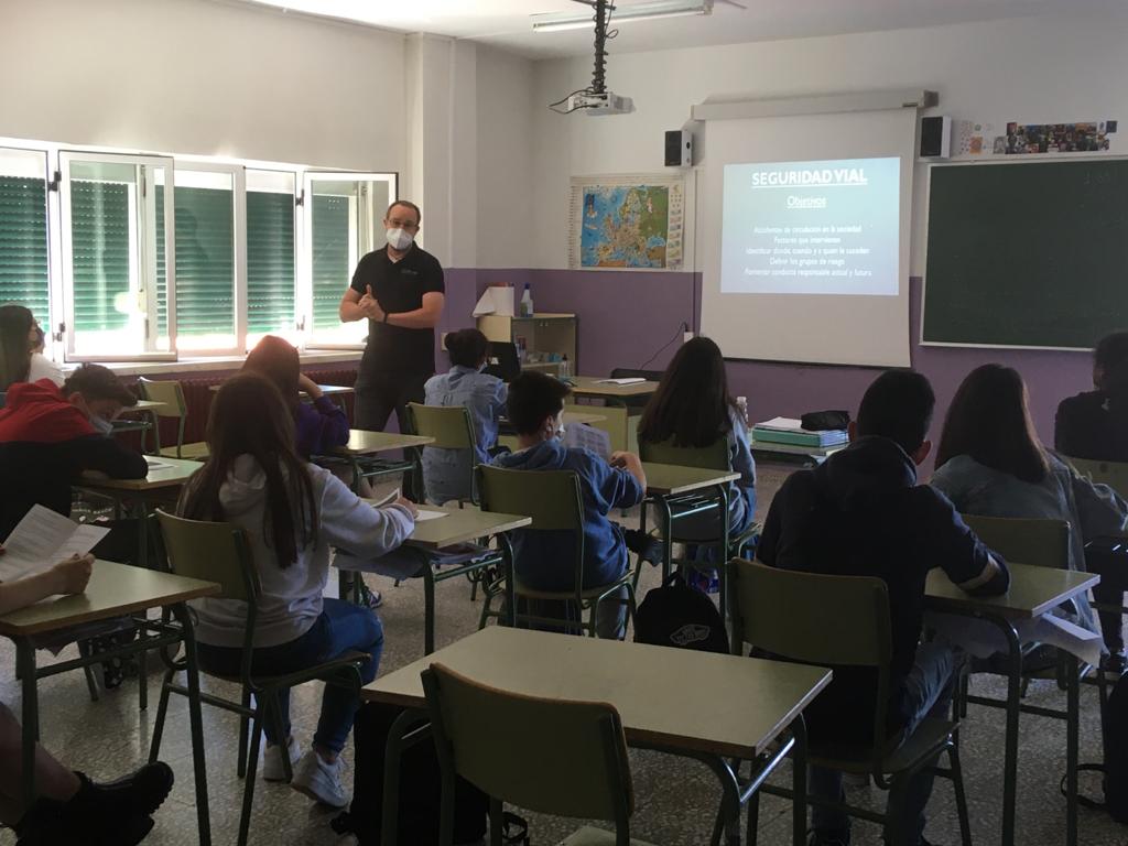 ampafraydiego's tweet photo. Charla sobre educación vial impartida x @aeMirobriga en el @IESFRAYDIEGO y organizada x  @ampafraydiego https://t.co/OHNhUghwxL