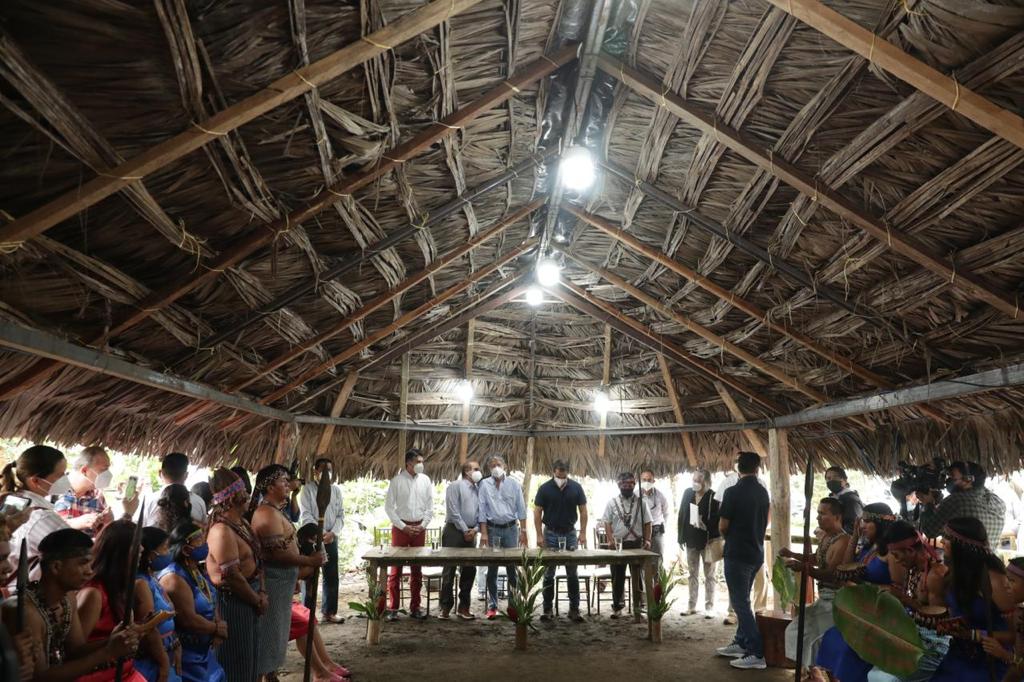 Hoy, el presidente <a href="/LassoGuillermo/">Guillermo Lasso</a> junto al ministro <a href="/GustavoManriq_M/">Gustavo Manrique M.</a> presentaron los lineamientos para la #TransiciónEcológica y sostenible que se llevará a cabo en Ecuador. Esto, en el marco del #DíaAmbienteEc. #GobiernoDelEncuentro #JuntosLoLogramos