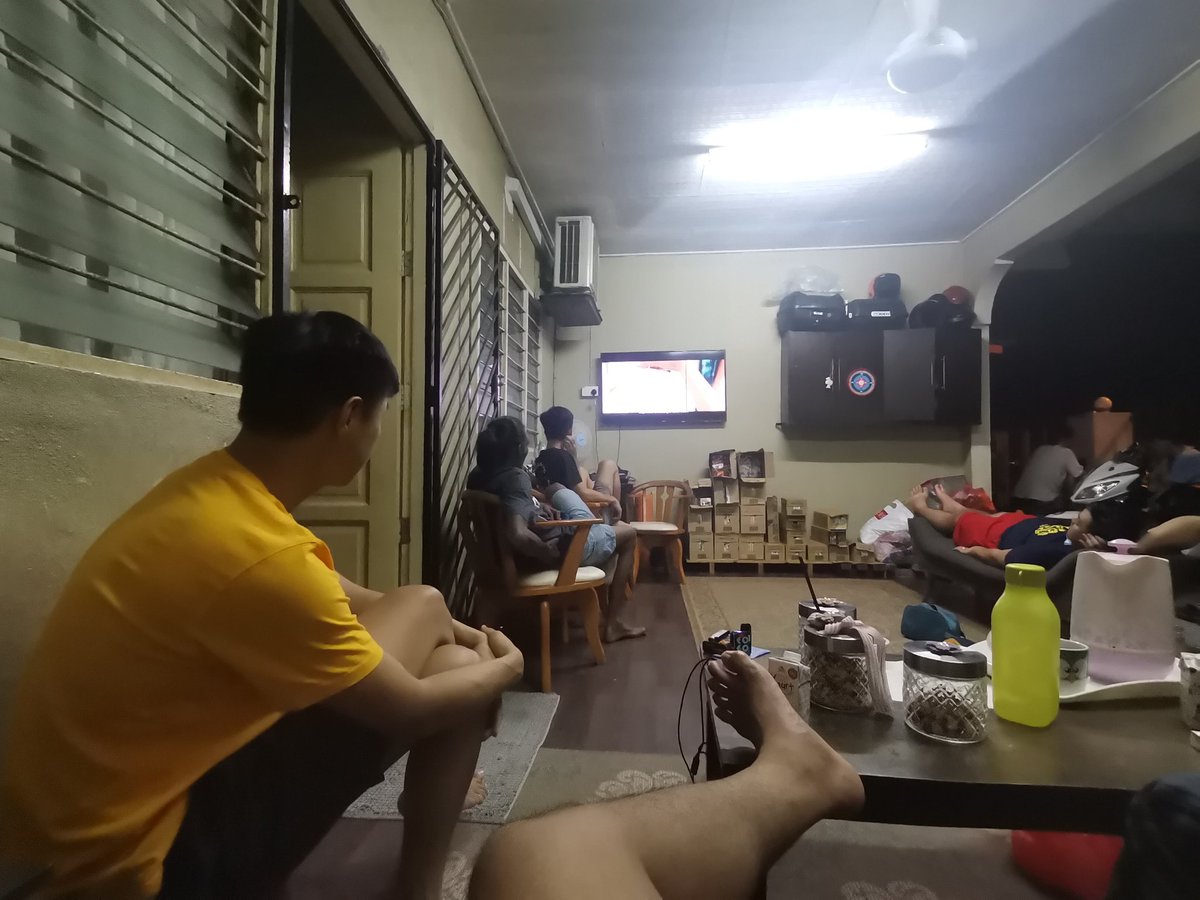 AhmadKhuzairi's tweet photo. Family gathering ❤️
Organizer harini buka cerita scammer..
Cc @syukrifaridonn
Cerita belum habis, organizer dah bual sampai habis cerita 🤣
#coolfever https://t.co/AmbSp08dCW