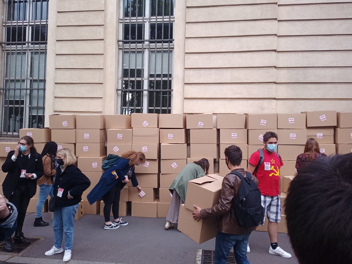 izam_pcf's tweet photo. Forte mobilisation du @_MJCF devant le ministère du travail : des cartons de CV restés sans réponse déposés faute de mesures ambitieuses du @gouvernementFR. Le #PCF est à leur côtés pour construire dès maintenant un pacte pour la jeunesse avec @Fabien_Roussel https://t.co/VCanyTwXdq