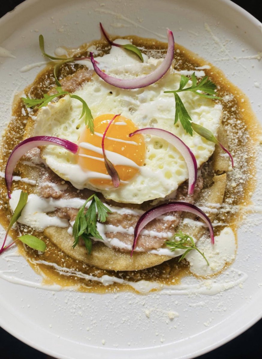 Desayuno perfecto... huevito estrellado 🍳 con tortilla frita, frijolitos con chipotle, salsa de chiltepin, cebollita, crema y #QuesoCotija <a href="/cotija2gonzalez/">Queso Cotija Dos González</a> 
By Chef Blackmamba !               Síguela en Instagram 🙌🏼