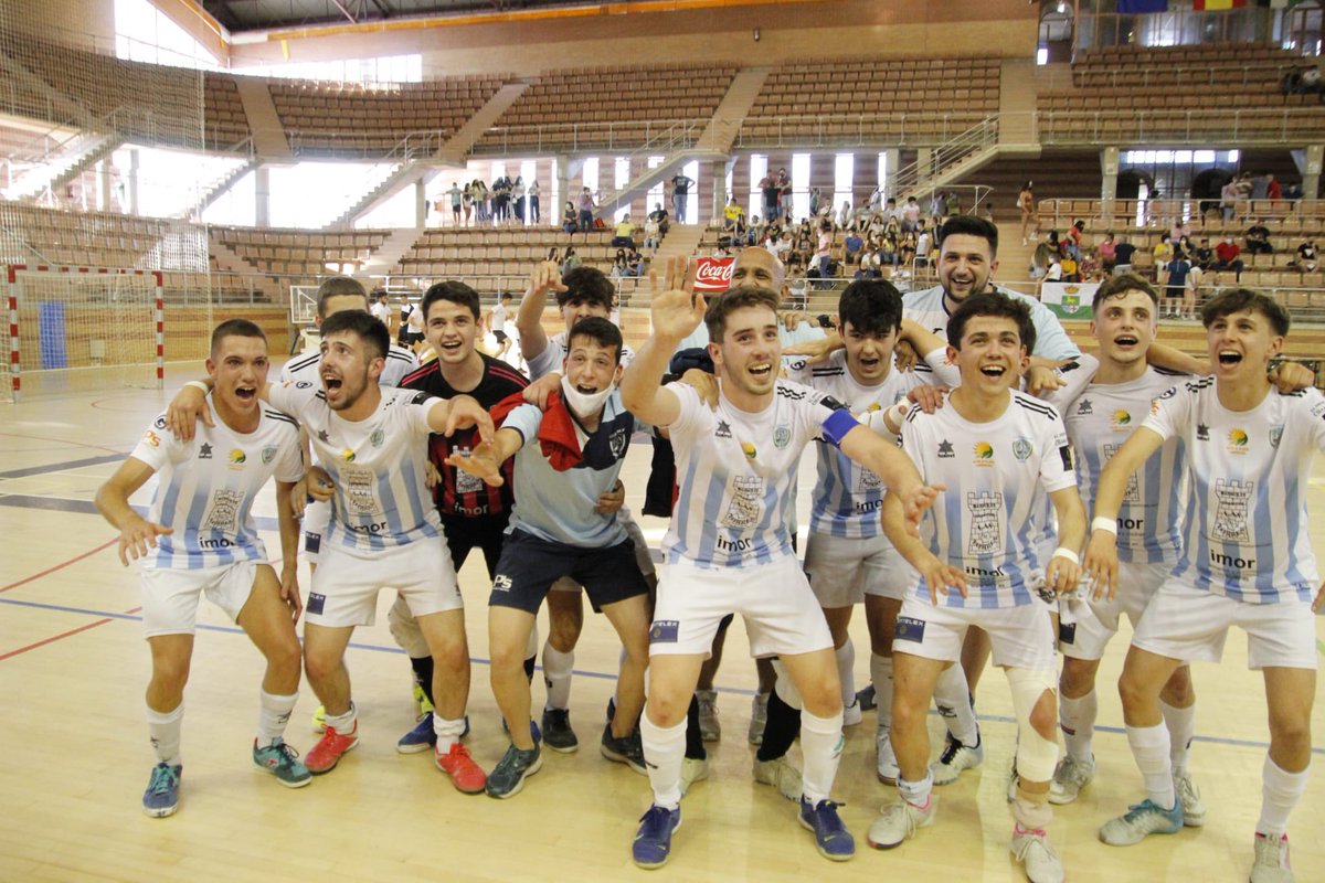 CdcSanJoseFS's tweet image. #Juvenil

💥¡¡SOMOS DE DIVISIÓN DE HONOR!!💥

🔚 Final del partido

CD Colegio San José 7-6 AD Logrosán 

Nacho ⚽
Raúl ⚽⚽
Dani ⚽⚽️
Casares ⚽️⚽️

¡¡GRACIAS AFICIÓN!!

#123SanJosé💙