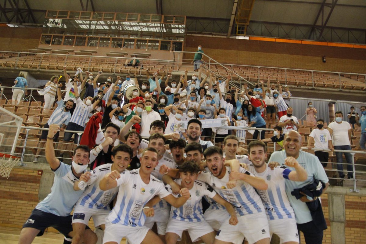 CdcSanJoseFS's tweet image. #Juvenil

💥¡¡SOMOS DE DIVISIÓN DE HONOR!!💥

🔚 Final del partido

CD Colegio San José 7-6 AD Logrosán 

Nacho ⚽
Raúl ⚽⚽
Dani ⚽⚽️
Casares ⚽️⚽️

¡¡GRACIAS AFICIÓN!!

#123SanJosé💙