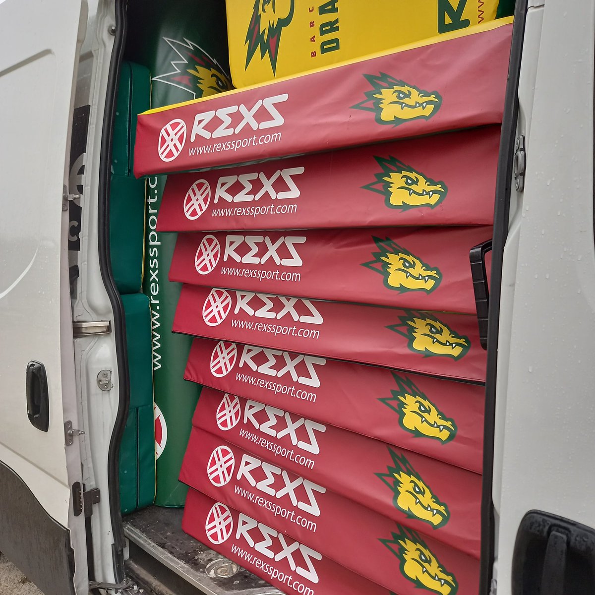 RexsSport's tweet photo. Preparado nuestro próximo envío para @Dragons_BCN.
El mejor material de entrenamiento de #futbolamericano para el mejor #equipo.
#godragons
#dragonsxrexssport
#RexsSport
#RexsFootball
#RexsPureImpact https://t.co/wqHqsq4Aol