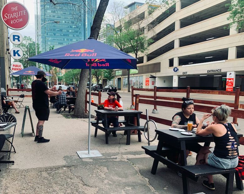 revivaledmonton's tweet photo. We've got $6 draught to help you forget that it's raining on your face! Bring your poncho and get in on this sweet re-opening action from 5-10pm!
#yegdt #yegfood #yegdrink #edmontontakeout #edmontondelivery https://t.co/u40q4SiX8o