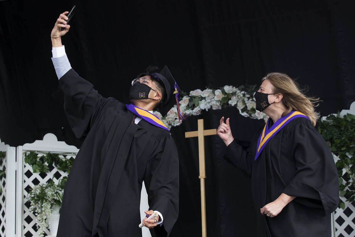 edmontonjournal's tweet photo. πΈ Eye on Edmonton: Archbishop MacDonald High School grads celebrate at drive-in ceremony
https://t.co/ALBBO2HQlp #yeg #Classof2021 https://t.co/v2zeQQzeN6