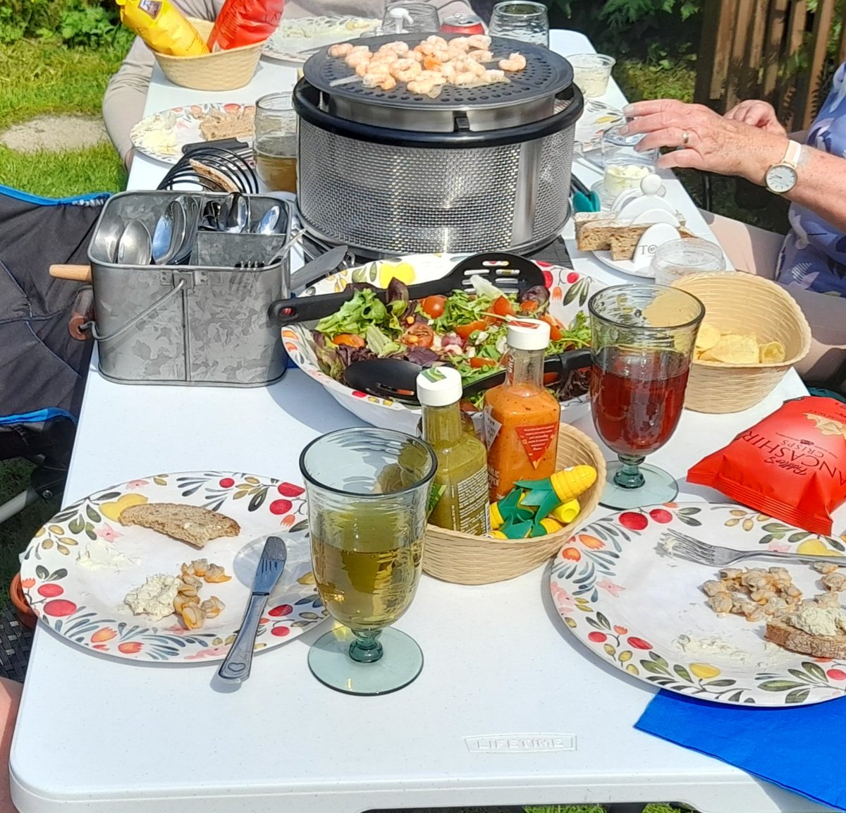 MrsHW's tweet photo. Lovely afternoon trying out fab new purchase from @LakelandUK , the #Cobb outdoor cooker. It did mighty fine cooking the best meats from the #bestbutcher in the world @HaffnersPies . Thank you @NeilSledding @markpate83 😍
Oh #happybirthday dad btw 😘 https://t.co/xeQRA2wBFx