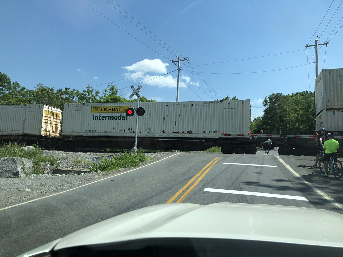 Miller247Time's tweet image. Was going to be really early to a 3 o’clock game until I hit a railroad crossing. After 13 or so minutes the train STOPPED on the tracks. 🤨#goingnowherefast #stillwaiting #thatkindofday