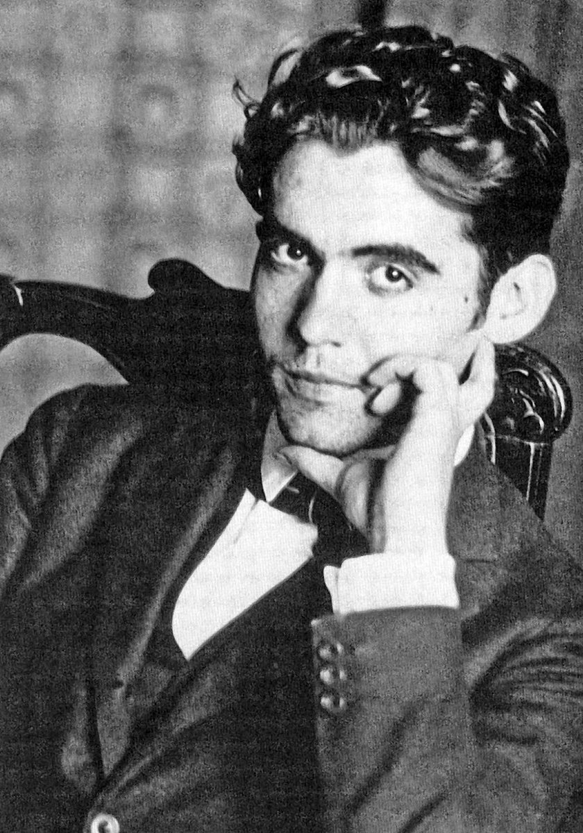 Gabrielasjr's tweet photo. Poeta, dramaturgo.
Federico García Lorca nació un día como hoy en 1898.

Asesinado por los fascistas de la Falange Española.

Sus letras quedaron vivas:
«¿Si la esperanza se apaga
[...]
qué antorcha iluminará
los caminos en la Tierra?».

Su vida, símbolo de la lucha antifascista. https://t.co/MqWv0zp7fh