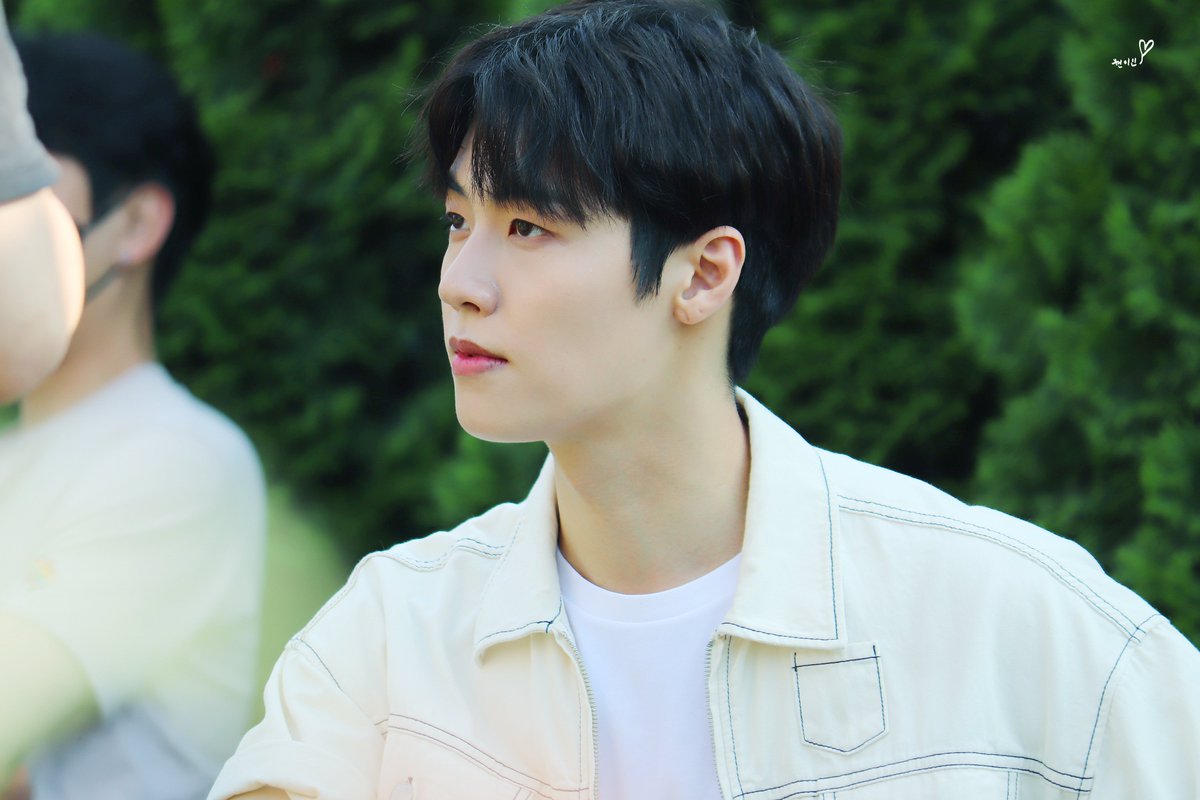 _CUTE_ZZANG's tweet photo. 210605 버스킹

#NFlying #���플라잉 #이승협 https://t.co/87dszKgpDK