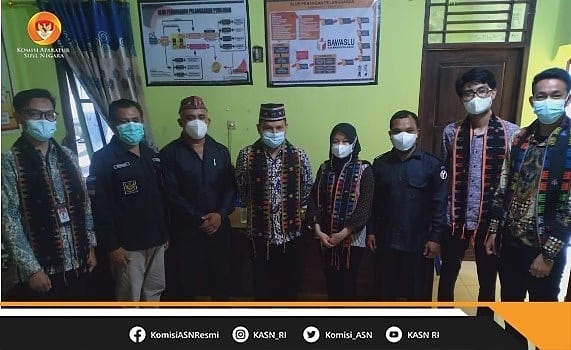 KASN_RI's tweet photo. Sabtu (5/6/2021)KASN melalui Pokja Pengawasan Penerapan Nilai Dasar, Kode Etik, Kode Perilaku dan Netralitas ASN melaksanakan kunjungan dalam rangka audiensi dan evaluasi pengawasan Netralitas ASN ke Bawaslu Kab. Manggarai Barat.
#KASN
#KASNuntukIndonesia
#SalamINSPIRASI https://t.co/YVFoZGWKLH