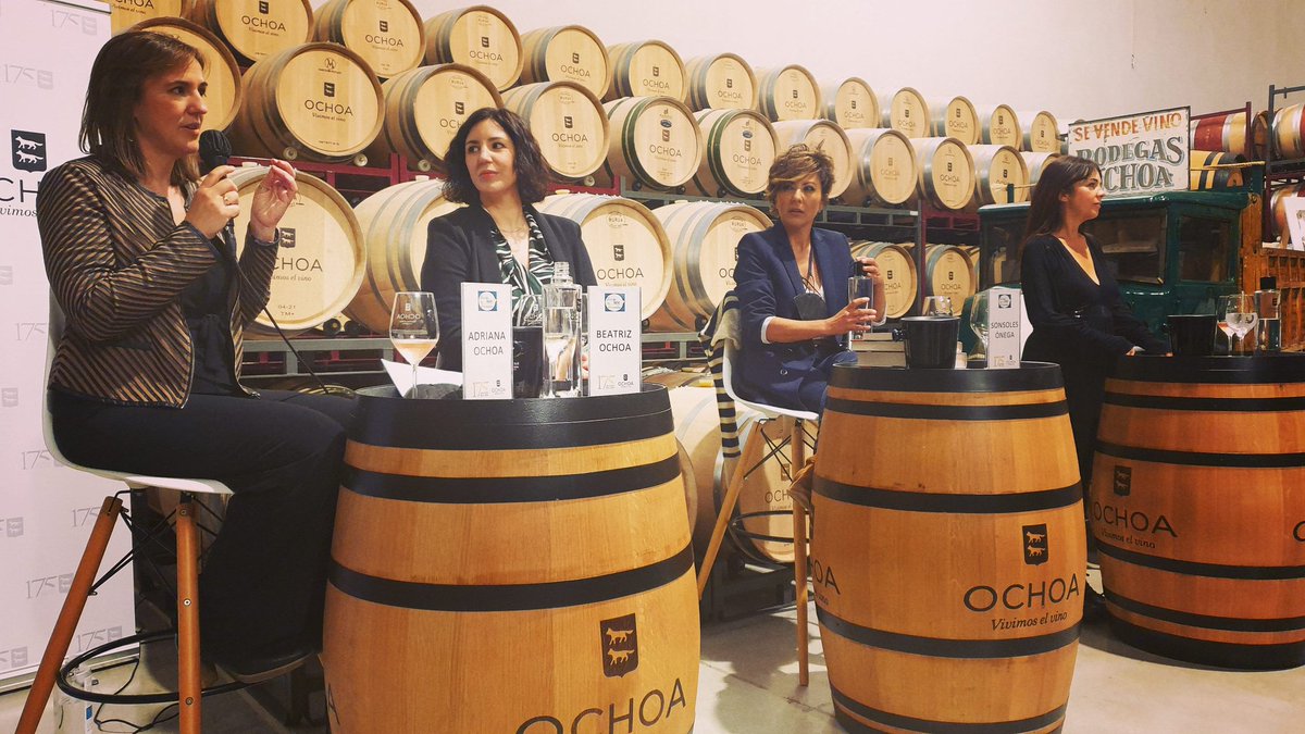 AlbertoGuzmanU1's tweet photo. 🍷➕📖 Precioso sábado de #cata + #literatura en @BODEGASOCHOA. Con las maravillosas hermanas Ochoa, Adriana y Beatriz, @sonsolesonega y @MiPuebloLee. Gracias por la invitación. #VanityCapital @NavarraCapital #wine #winelovers #winelover https://t.co/A78X2vnub9