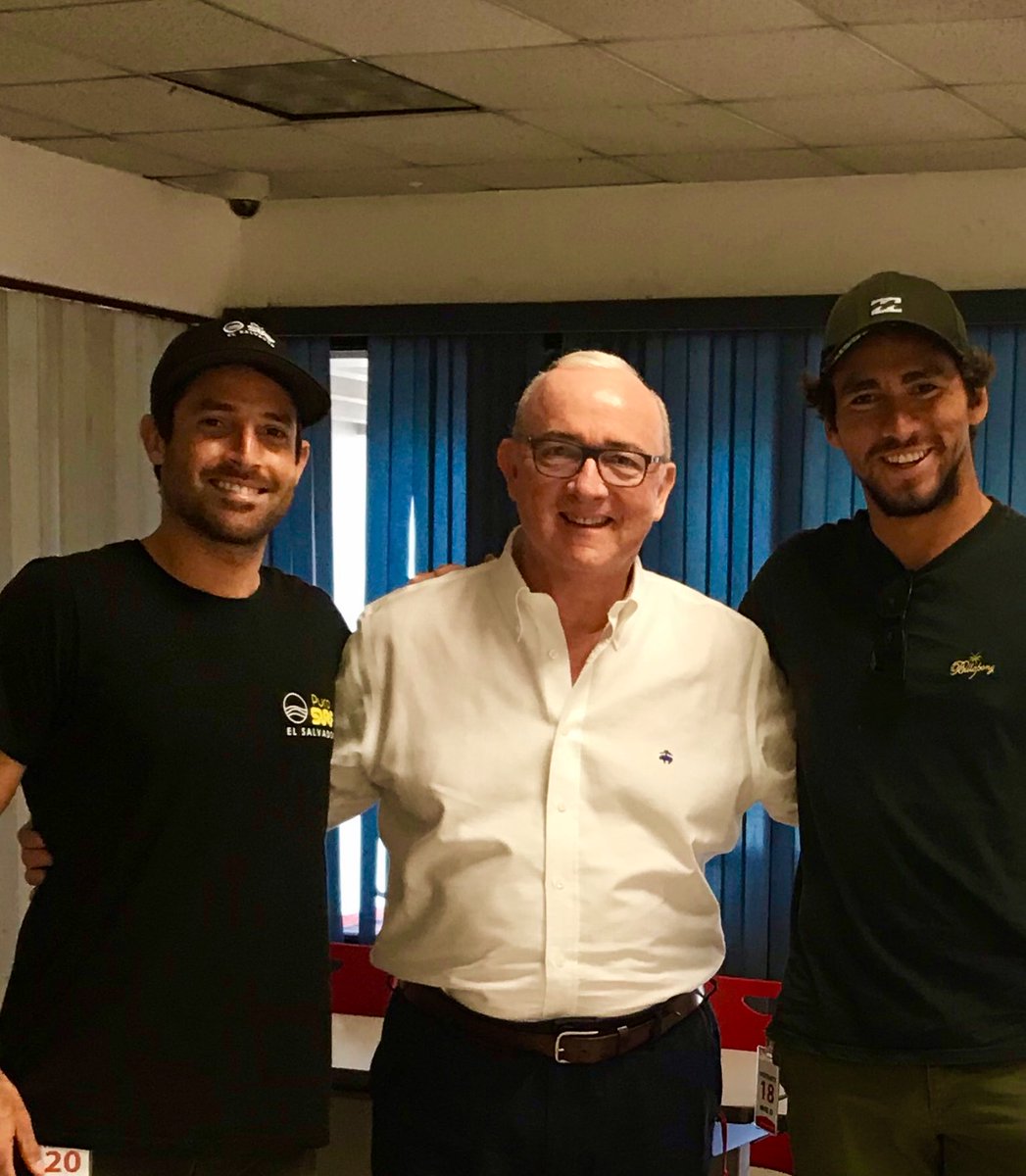 chiririvas's tweet photo. ⁦@BryanPerezESA⁩ 🇸🇻 no pasó a la siguiente ronda pero nos sentimos muy orgullosos de el! 👏👏👏. Aquí con Bryan y su coach ⁦@marcelocsurf⁩ hablando sobre comunicación personal #ISAWorld #SurfElSalvador #SurfCity https://t.co/4WkEFgvmoq