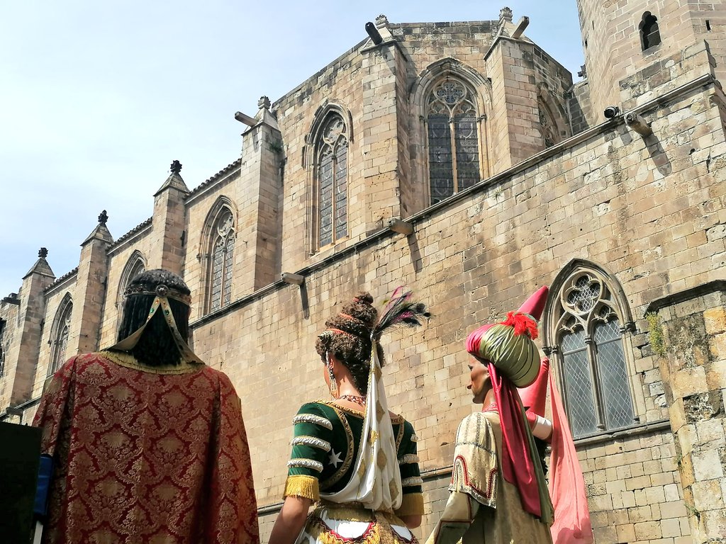 BarnaCentre's tweet photo. Avui els @gegantsciutat, @gegantsdelpi i @gegantsstammar recuperen la Ballada Vigília Corpus a la Pl del Rei, #gòtic. Els gegants ballen (17h i 19h) amb els Capgrossos #Macers al so dels flabiols "Els Perdigots" i la banda "Metralla"!🤗🌺🙆🏽♂️ https://t.co/9ZuNmWopXI
