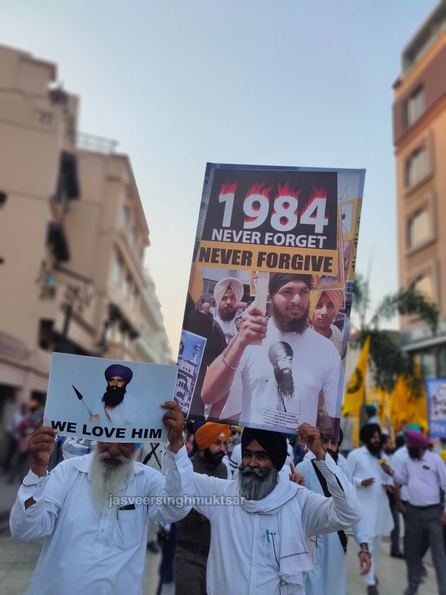jasveermuktsar's tweet photo. The Khalsa Panth came together in memory of the martyrs of June 1984.
 Some glimpses of March from Sri Amritsar Sahib.

#NeverForget1984 https://t.co/wWJQMpaBAD