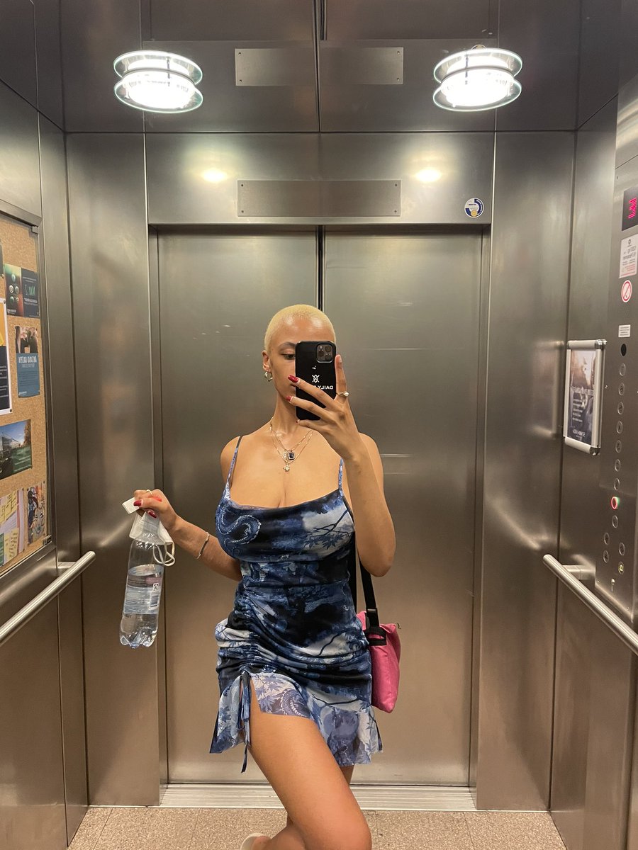 laylaboe's tweet photo. Ich trage Kleid!!! 👗 https://t.co/aMPO6CRslJ