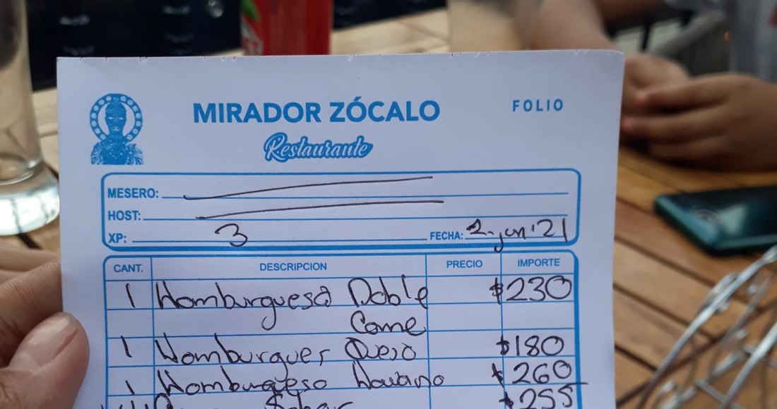 A través de su cuenta de Facebook la mujer compartió su mala experiencia con un restaurante cercano al Zócalo capitalino a fin de que nadie caiga en el fraude
 sinembargo.mx/05-06-2021/398…