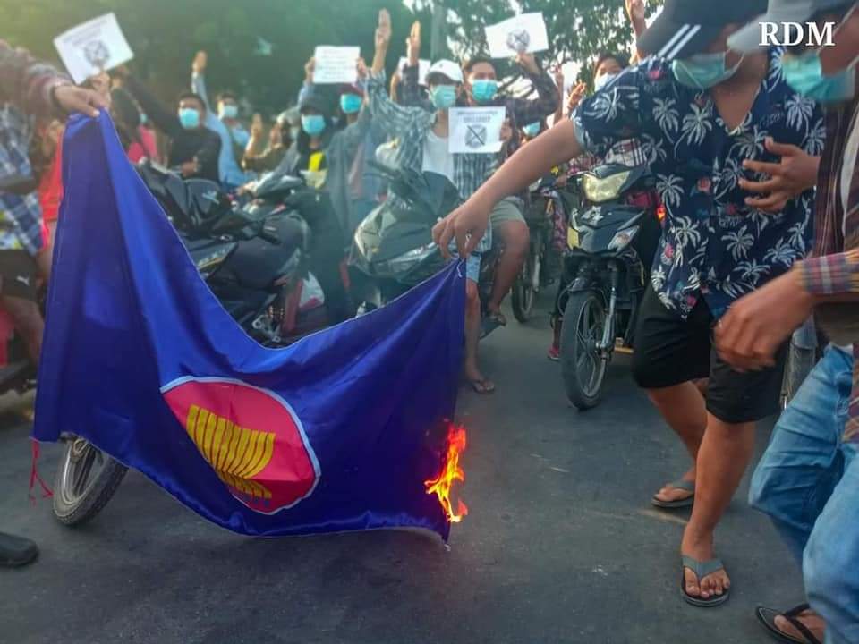 kyawmyolwin254's tweet photo. “ASEAN is not facilitating end of Myanmar crisis. ASEAN is facilitating the coup. “
😡😡😡If we burnt, you burn with us.😡😡😡
#RejectCoupRejectASEAN
#RejectJuntaRejectASEAN https://t.co/sh7l1ZXM0B