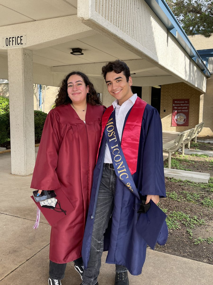 JulesR2001's tweet photo. Seniors from different high schools got together to where it all began Braun Station Elementary. I can’t believe they all are graduating.  #NISDGrad  #MarshallHS #BraunStationElementary #2021Seniors https://t.co/BOryZpdEvb