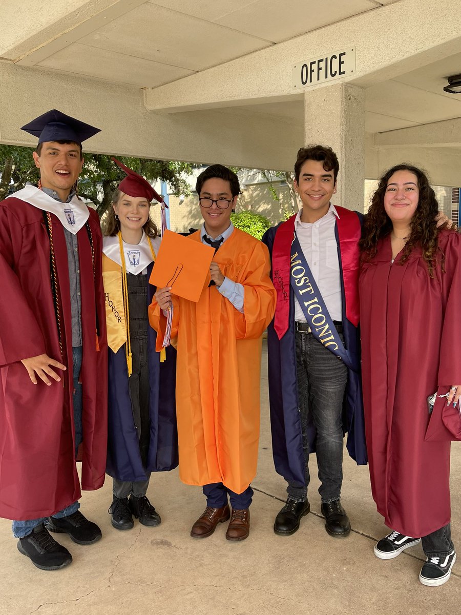 JulesR2001's tweet photo. Seniors from different high schools got together to where it all began Braun Station Elementary. I can’t believe they all are graduating.  #NISDGrad  #MarshallHS #BraunStationElementary #2021Seniors https://t.co/BOryZpdEvb