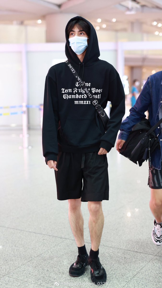 ช่วงนี้ที่จีนกำลังเข้าสู่ซัมเมอร์ น้องจึงใส่กางเกงขาสั้น😂 น้อยมากที่จะเห็นน้องใส่กางเกงขาสั้นให้พวกเราเห็นค่ะ😂

Credit: MySundayRest_0325

#SongWeiLong #宋威龙 #ซ่งเวยหลง