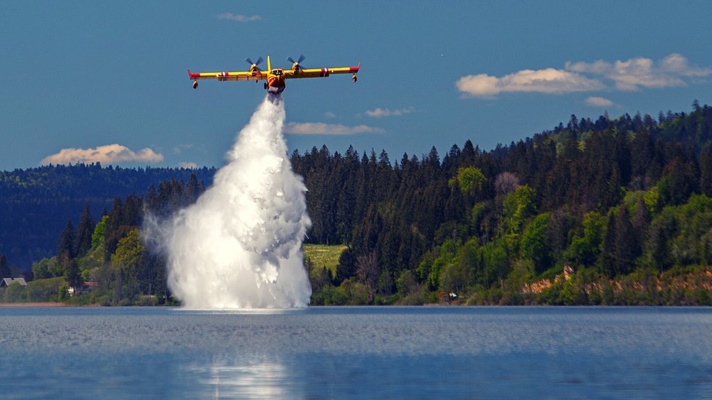 sdis25's tweet photo. [Exercice]
Cette semaine sur le #lac Saint-Point à #Malbuisson, une #manoeuvre bombardier d'eau : 2 écopages avec largage directement dans le lac !

Parce que les #feuxdeforets ne se cantonnent plus au Sud de la France... 

#sapeurs #pompiers 
#canadair
#Doubs 

📸 F.Parriaux https://t.co/jNFY045usl