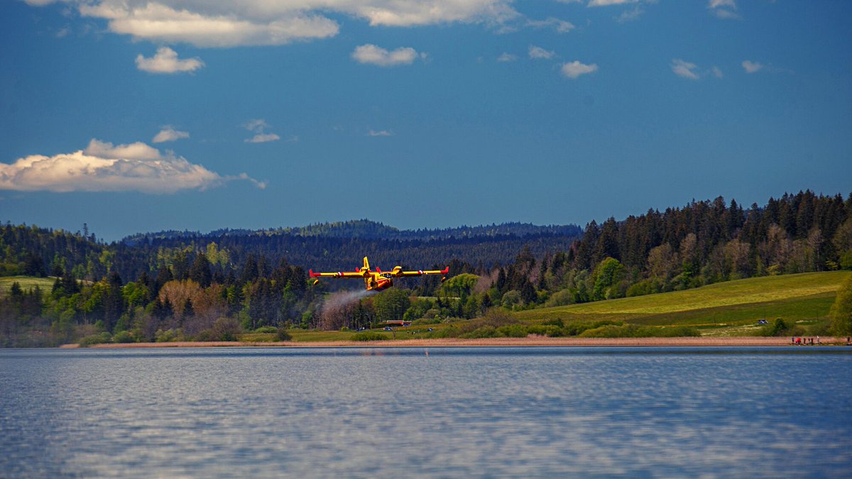 sdis25's tweet photo. [Exercice]
Cette semaine sur le #lac Saint-Point à #Malbuisson, une #manoeuvre bombardier d'eau : 2 écopages avec largage directement dans le lac !

Parce que les #feuxdeforets ne se cantonnent plus au Sud de la France... 

#sapeurs #pompiers 
#canadair
#Doubs 

📸 F.Parriaux https://t.co/jNFY045usl