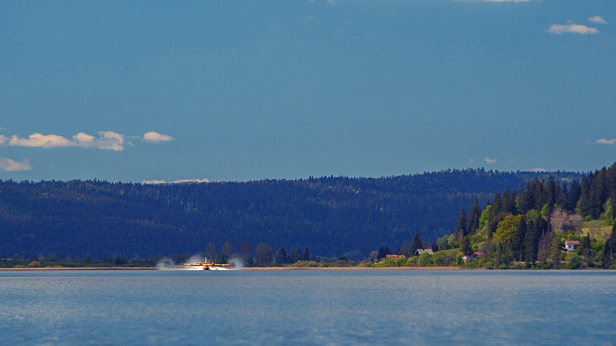 sdis25's tweet photo. [Exercice]
Cette semaine sur le #lac Saint-Point à #Malbuisson, une #manoeuvre bombardier d'eau : 2 écopages avec largage directement dans le lac !

Parce que les #feuxdeforets ne se cantonnent plus au Sud de la France... 

#sapeurs #pompiers 
#canadair
#Doubs 

📸 F.Parriaux https://t.co/jNFY045usl