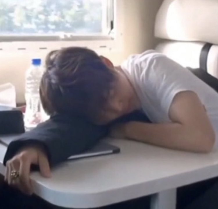 T3T_x's tweet photo. ㅋㅋ 꼬장부리는 디밍이 보고십다.. 잔뜩 취해가지구 해실해실 웃으면서 혀다꼬이구 다녀와슴니댜, 하면서 들어와서 눙기 얼굴 보자마자 입술부터 쪽쪽 드미는거.. 자기가 먼저 달려들어놓고ㅠ 숨막히다고 민눈기 입술 깨물어버림.. https://t.co/aLpwKYFQ3b