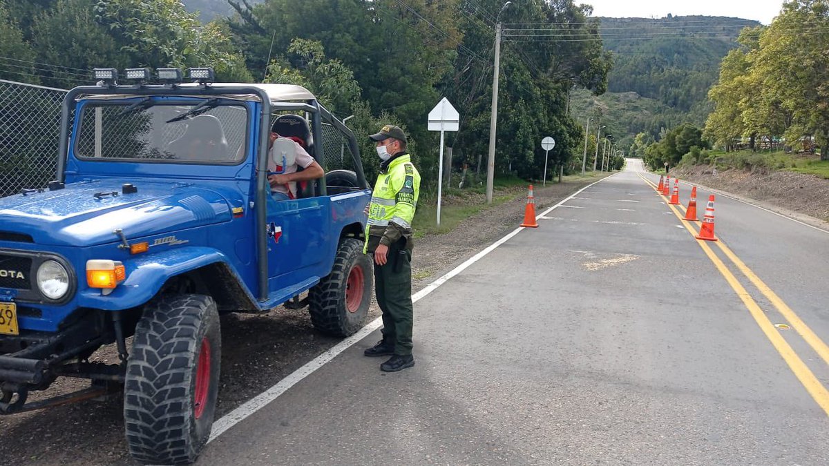 aldianoticiasco's tweet photo. La seccional de tránsito y transporte de la @PoliciaMTunja realiza instalación de los dispositivos y puestos de control y prevención con motivo de *PLAN EXODO* en los diferentes corredores viales durante el puente festivo de Corpus Christi. https://t.co/0XMp8d3hOc