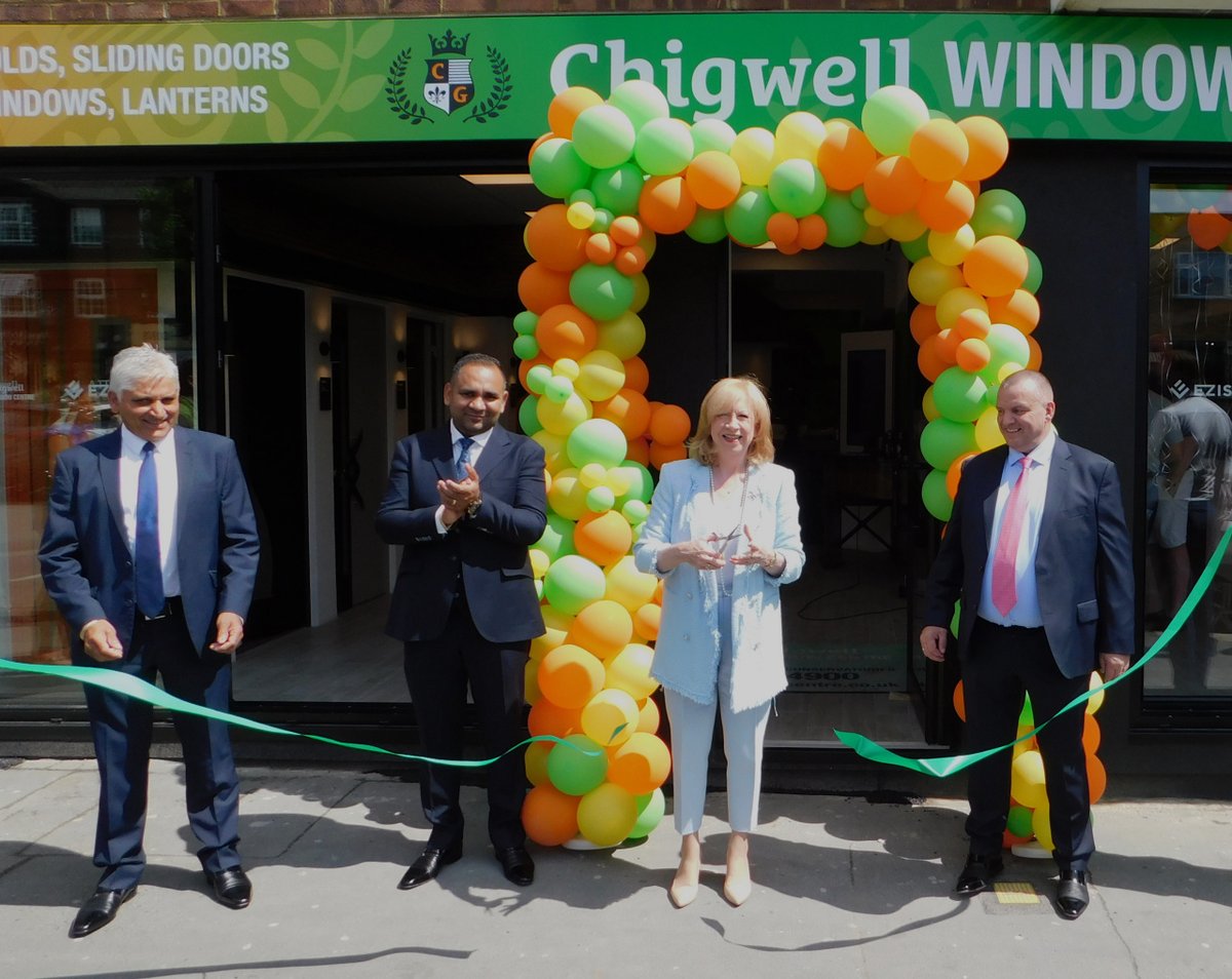 Epping Forest MP Dame Eleanor Laing cuts ribbon to officially open Chigwell Window Centre's new Loughton High Road showroom
cutt.ly/LAING-chigwell…

@eleanor4epping <a href="/ChigwellWCentre/">ChigwellWindowCentre</a>
