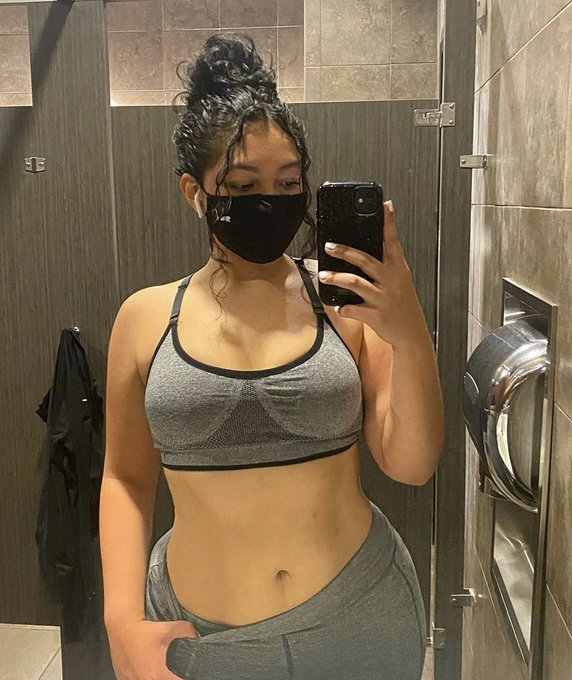 Watch Birkin Bag Mee Daddii 👜🛍's leaked NSFW photo on TwXstars