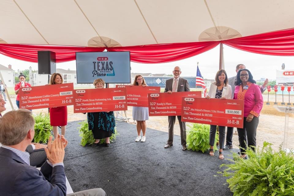 We kicked off the start of Summer with two big days this week - breaking ground on our new stores in Frisco &amp; Plano! We are so excited to open stores in these new communities in the Fall of 2022.

More on Frisco: newsroom.heb.com/h-e-b-breaks-g…

More on Plano: newsroom.heb.com/h-e-b-starts-c…