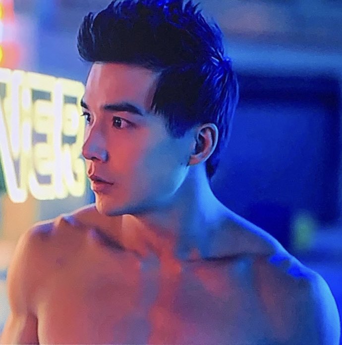 LinCommunity's tweet photo. Cute lil dark mark on his jawline😩✋🏼 #ludilin #blackmirror @ludi_lin https://t.co/H2Q8Glm69j