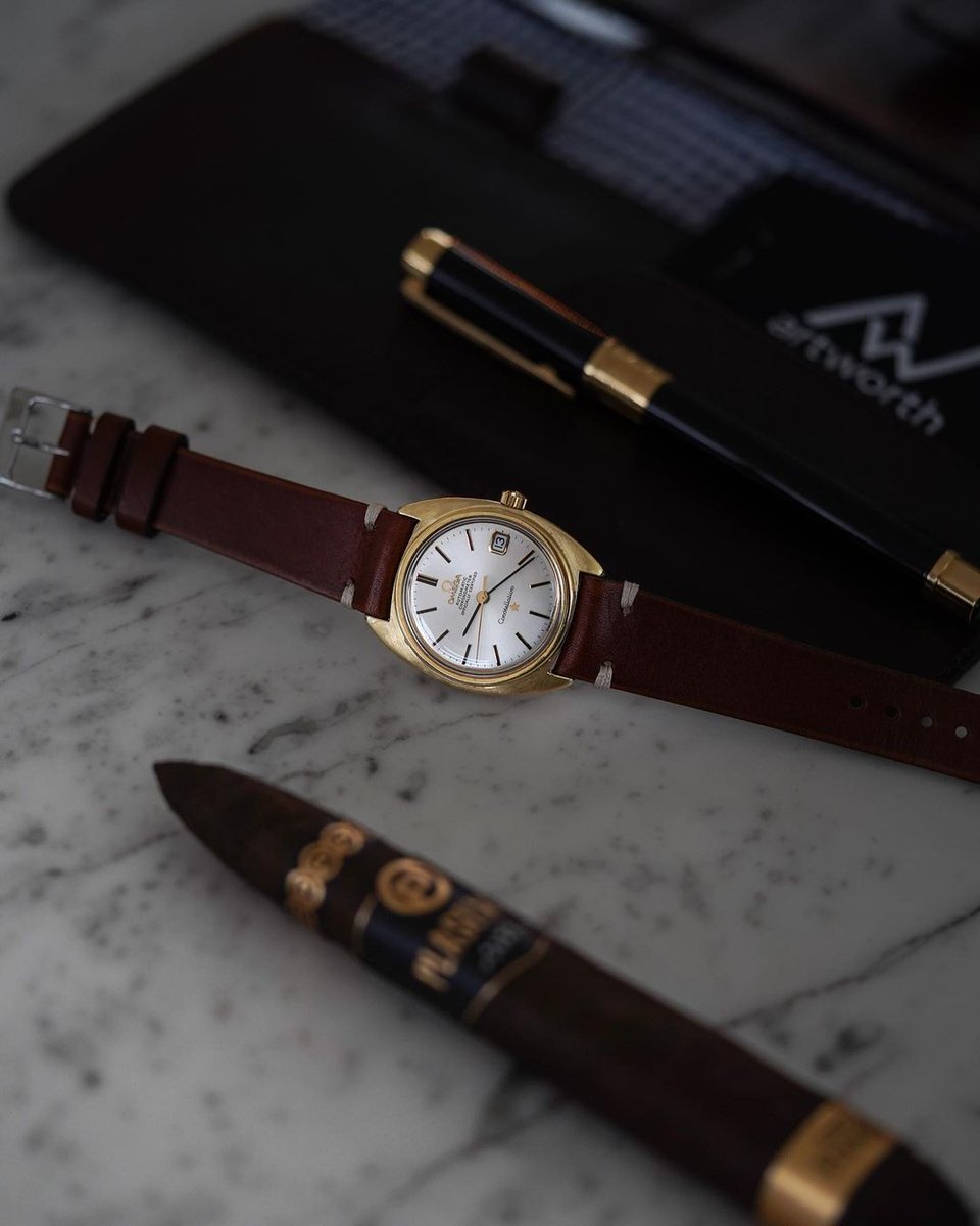 PlasenciaCigars's tweet photo. Drawing a smoke with a #timelesswatch around your wrist is a game changer! This is an accessory that says a lot about a man or woman and reminds you it’s always a good time to #LightUpYourSoul with #PlasenciaCigars. What is your go-to #SundaySmoke?
📸 @artworth_brothers (IG) https://t.co/XddTrt5QxI