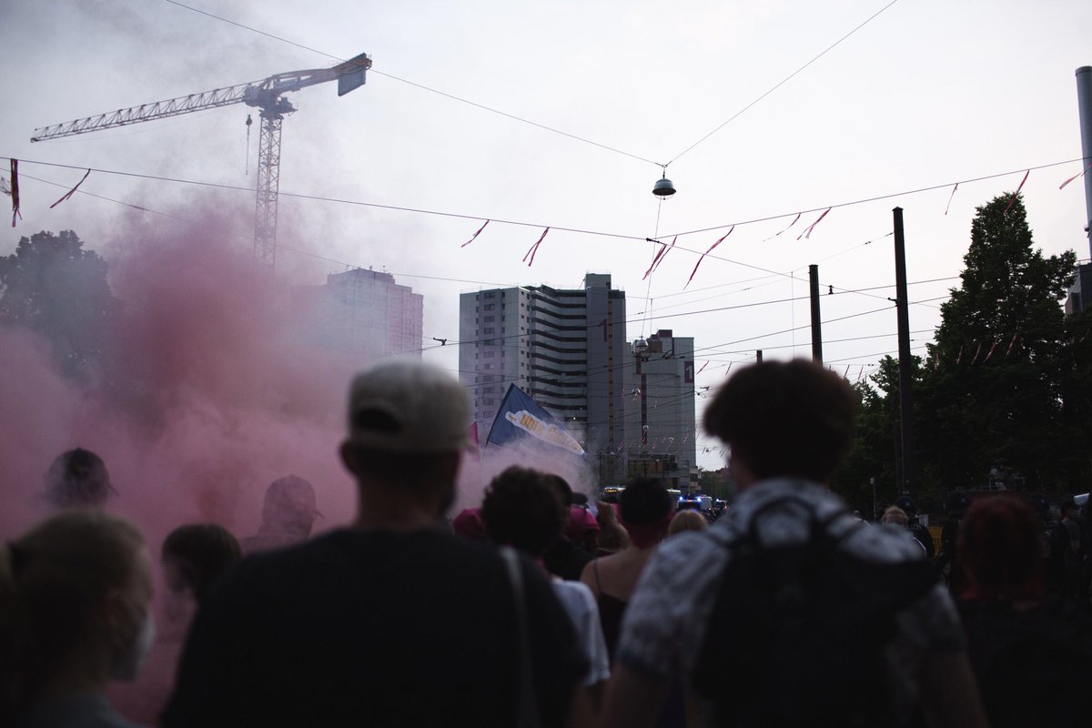 eklat_ms's tweet photo. Gestern waren wir mit über 500 Menschen in Hannover auf der Straße. Gegen Männerbünde jeglicher Couleur gab es anlässlich eines großen Burschenschaftlichen Convents der heute in Hannover stattfindet, eine kraftvolle feministische  Demo durch die niedersächsische Landeshauptstadt. https://t.co/tdhbCTGnIH