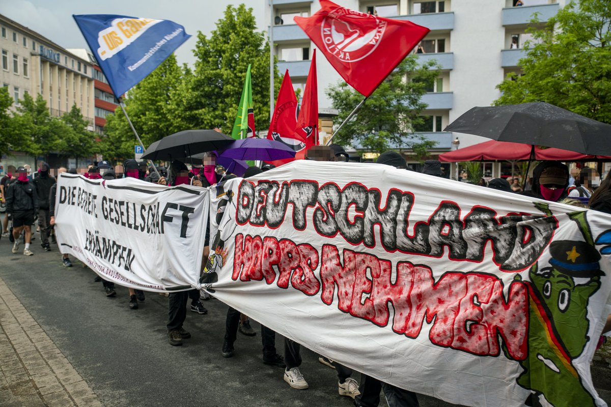eklat_ms's tweet photo. Gestern waren wir mit über 500 Menschen in Hannover auf der Straße. Gegen Männerbünde jeglicher Couleur gab es anlässlich eines großen Burschenschaftlichen Convents der heute in Hannover stattfindet, eine kraftvolle feministische  Demo durch die niedersächsische Landeshauptstadt. https://t.co/tdhbCTGnIH
