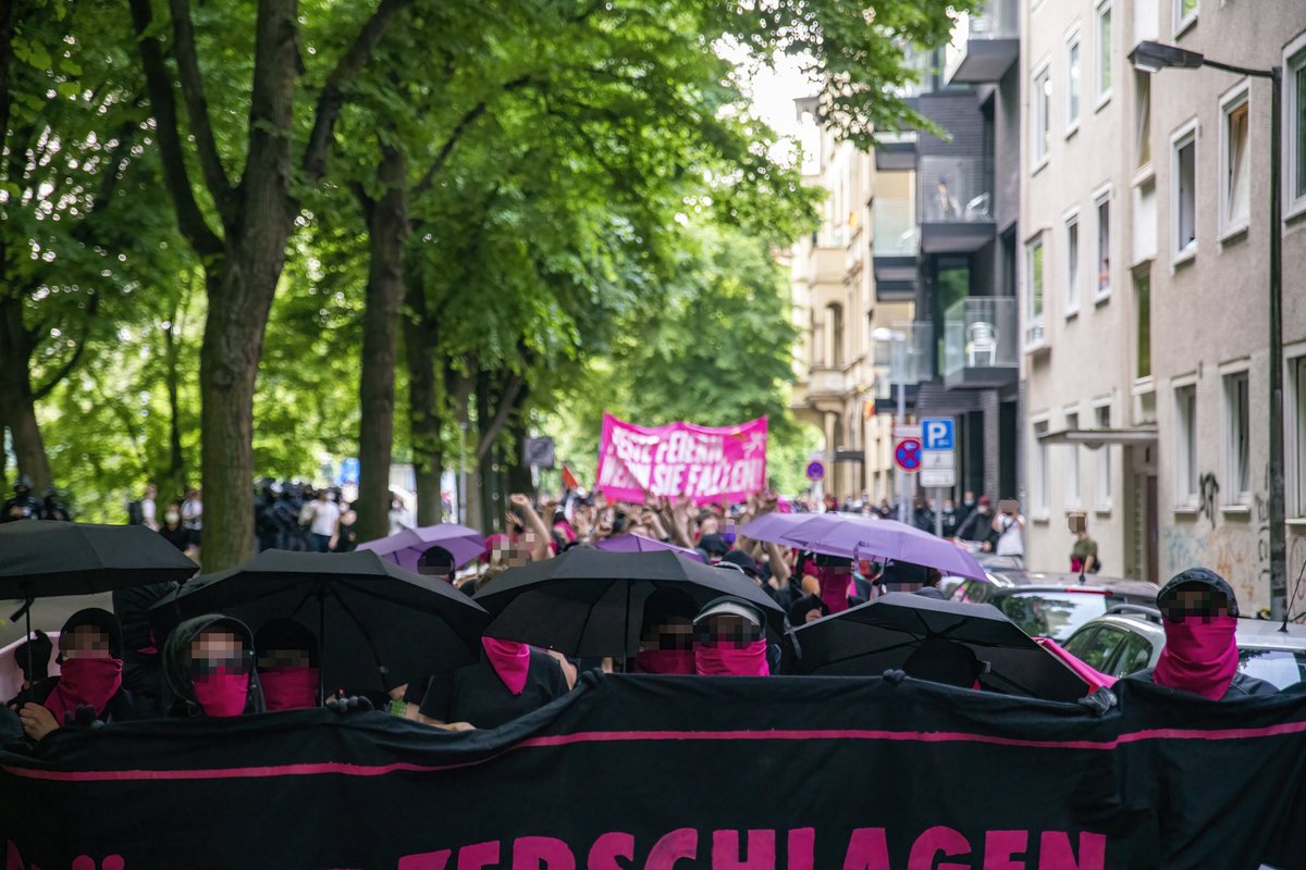 eklat_ms's tweet photo. Gestern waren wir mit über 500 Menschen in Hannover auf der Straße. Gegen Männerbünde jeglicher Couleur gab es anlässlich eines großen Burschenschaftlichen Convents der heute in Hannover stattfindet, eine kraftvolle feministische  Demo durch die niedersächsische Landeshauptstadt. https://t.co/tdhbCTGnIH