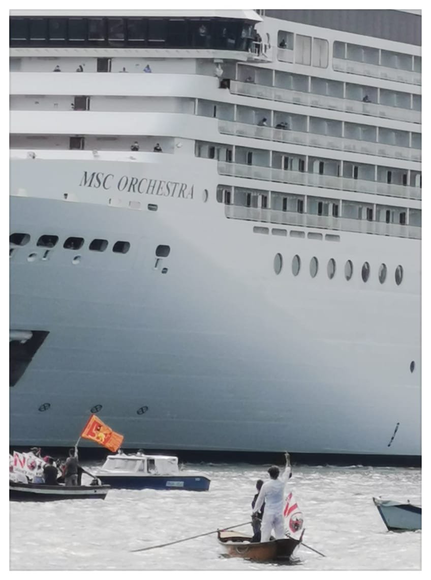 e la cartolina di oggi da #Venezia non può che essere il dito medio del libraio per un #nograndinavi particolarmente sentito da molte persone oggi

pic Elena Orlandi

<a href="/NoGrandiNaviVe/">NoGrandiNavi Venezia</a> <a href="/global_project/">global_project</a> <a href="/VeraMantengoli/">Vera Mantengoli ✍🏻</a>