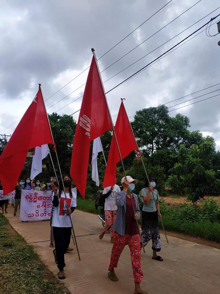 Residents from Gaw In Village, LaungLone Township staged evening protest against military dictatorship on the evening of June 5. #LessTalkMoreActionsASEAN
#WhatsHappeningInMyanmar 
#June5Coup