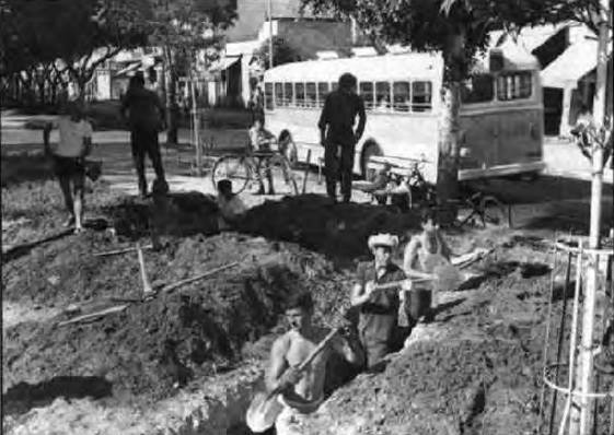 صورة لاستعداد الإسرائيليين لحرب الإبادة العربية على إسرائيل عام 1967 حيث سارعوا بحفر الخنادق وبناء…