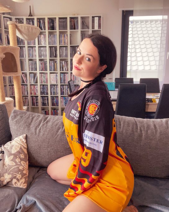 Zeit Geschichte zu schreiben! Ich dr&uuml;cke euch die Daumen. 🏒🖤❤️💛 https://t.co/EbAZ4qVbki